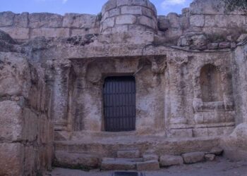 غار انجلس در کدام کشور است