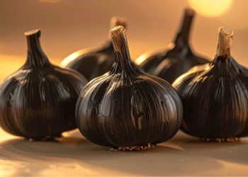 طرز تهیه سیر سیاه در منزل