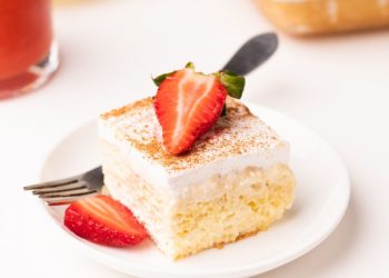 طرز تهیه کیک ساده بدون شیر برای ۴ نفر